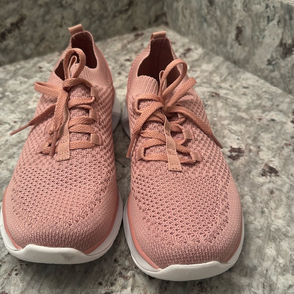 Skechers memory foam in a 6.5. Used only once. No odors. Does not come with box.